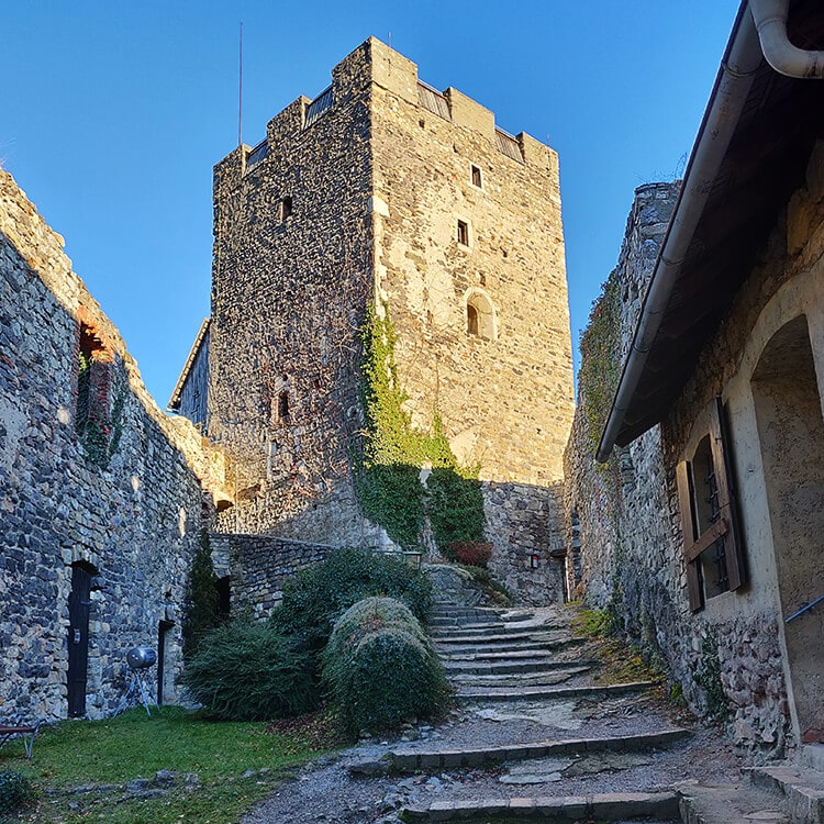 Der Bergfried der Burgruine Gösting