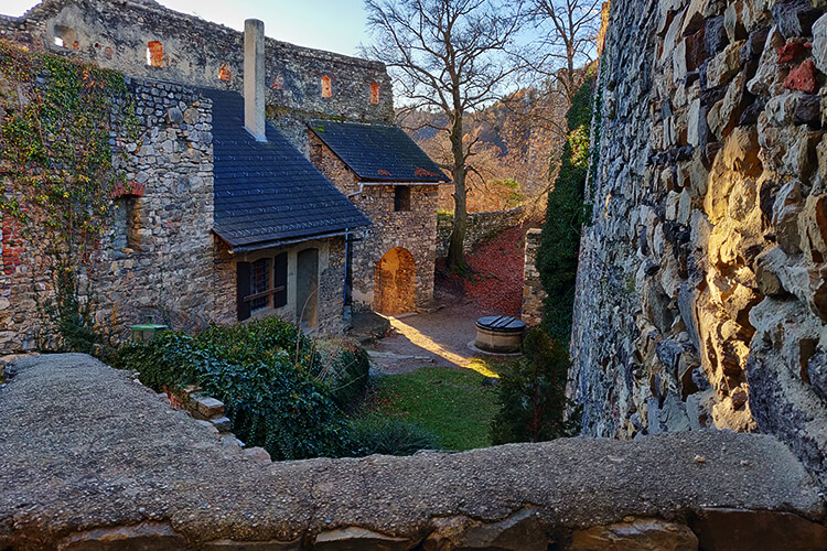 Der Burghof der Burgruine Gästing