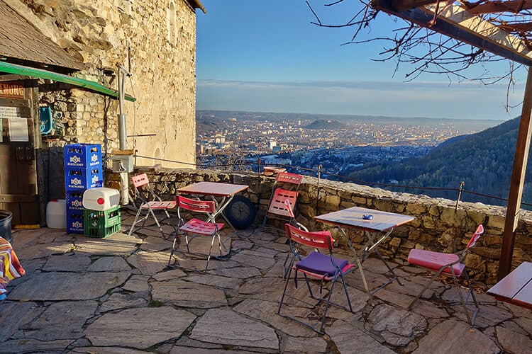 Der Terrasse der Burg-Taverne bei wunderbarem Herbstwetter.