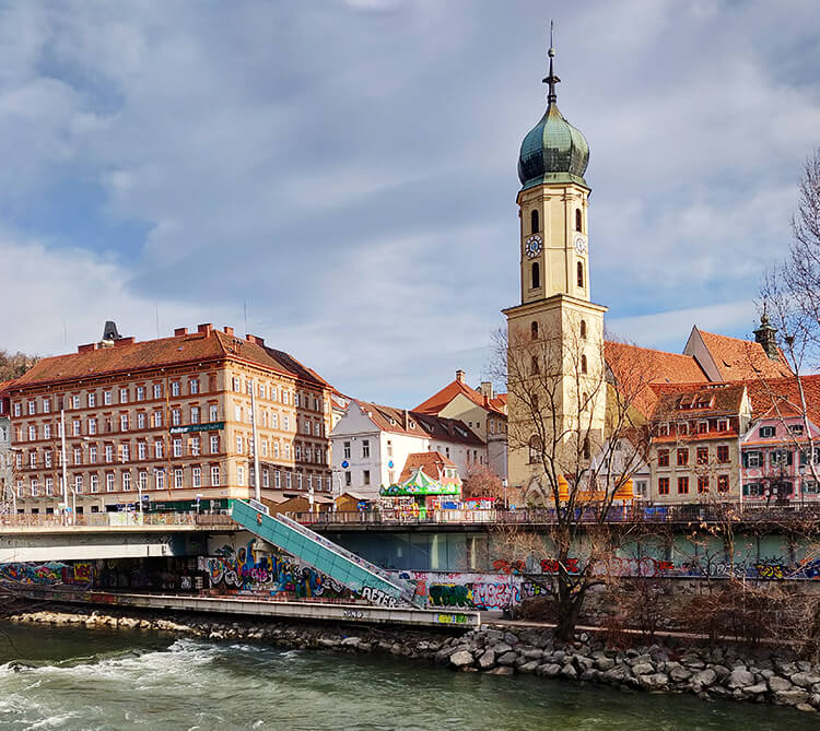 Franziskanerkirche Graz: Von der anderen Mur-Seite aus fotografiert