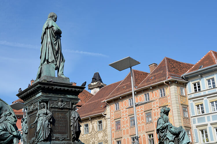 Sicht auf den Grazer Uhrturm vom Hauptplatz aus