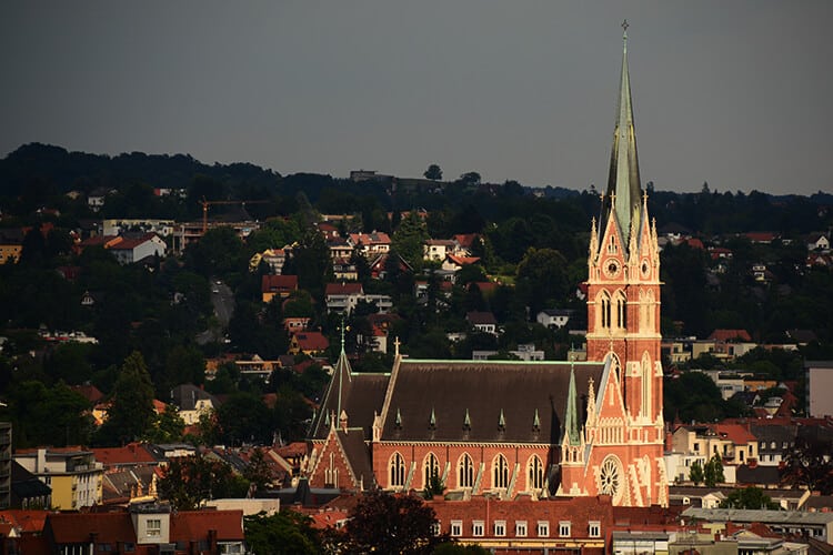 Die Herz-Jesu Kirche vom Schloßberg aus fotografiert