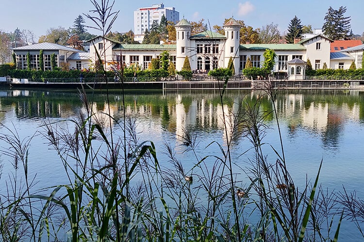 Der Hilmteich und das Hilmteichschlössl im Sommer