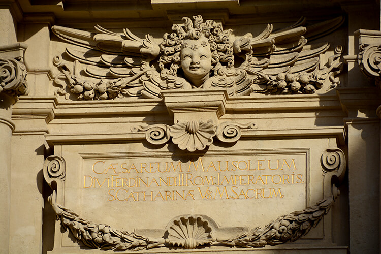 Inschrift auf dem Mausoleum