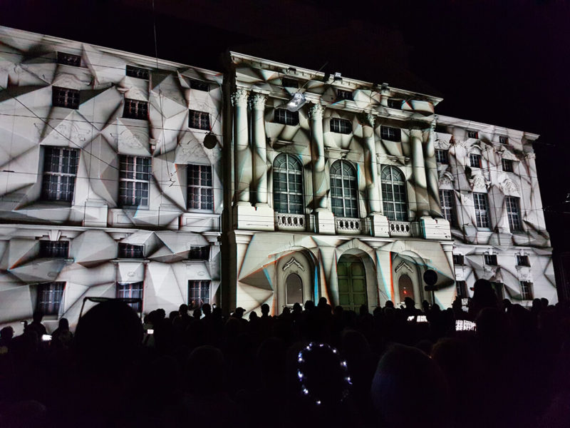 Im Rahmen von Klanglicht wird die Fassade der Oper mit Licht-Projektionen verwandelt