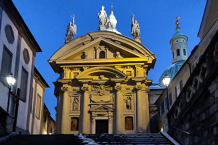 Das Mausoleum - abends beleuchtet