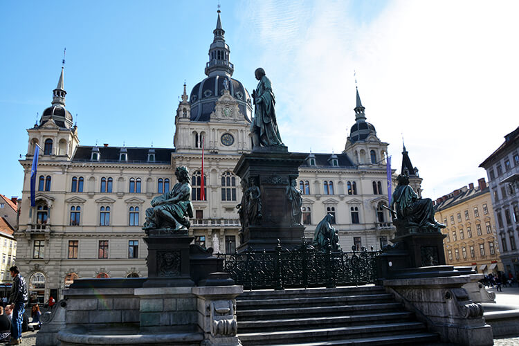 Das Rathaus und der Erzherzog-Johann-Brunnen am Grazer Hauptplatz
