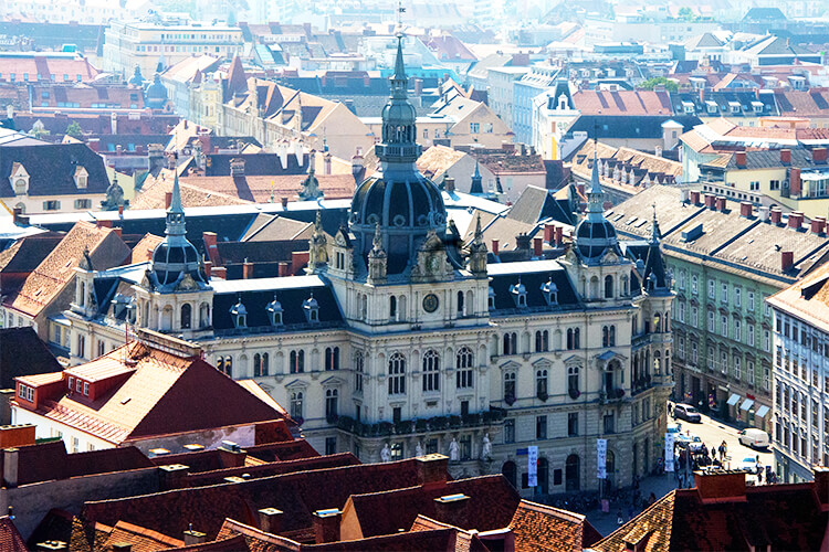 Rathaus und Hauptplatz vom Schloßberg aus fotografiert