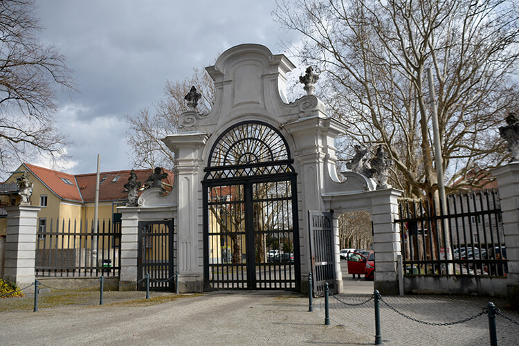 Das eindrucksvolle Haupttor - Zugang zum Park und dem Schloss