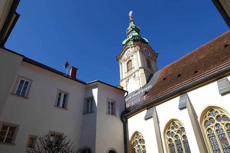 Der Kirchturm der Stadtpfarrkirche vom Innenhof aus fotografiert