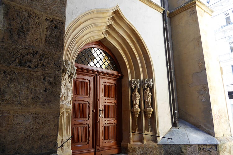 Das kunstvoll gestaltete Seitentor der Kirche